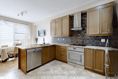 Photo 11 at 34 Ulson Drive, Oak Ridges, Richmond Hill Photo 11 at 34 Ulson Drive, Oak Ridges, Richmond Hill