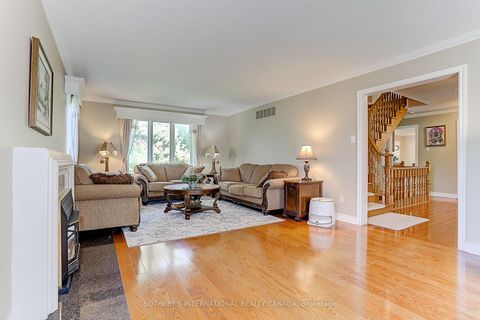 Photo 13 at 30 Hunters Glen Road, Aurora Estates, Aurora