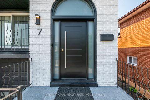 Photo 2 at 7 Boyne Highlands Court, Glen Shields, Vaughan