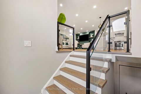 Photo 3 at 7 Boyne Highlands Court, Glen Shields, Vaughan