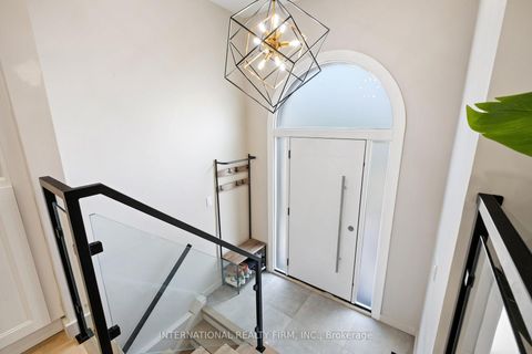 Photo 4 at 7 Boyne Highlands Court, Glen Shields, Vaughan