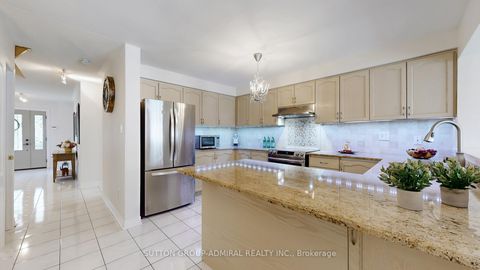 Photo 4 at 7 Rockview Gardens, Concord, Vaughan