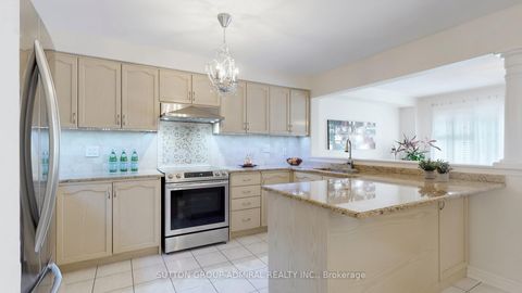 Photo 5 at 7 Rockview Gardens, Concord, Vaughan