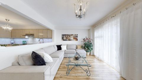 Photo 10 at 7 Rockview Gardens, Concord, Vaughan