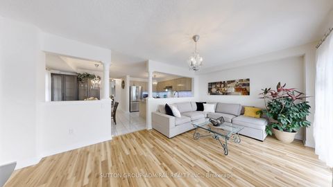 Photo 11 at 7 Rockview Gardens, Concord, Vaughan