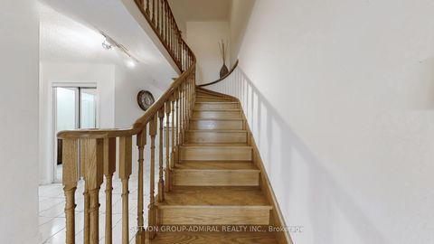 Photo 13 at 7 Rockview Gardens, Concord, Vaughan