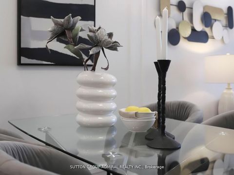 Photo 12 at 401 - 11 Townsgate Drive, Yorkhill, Vaughan