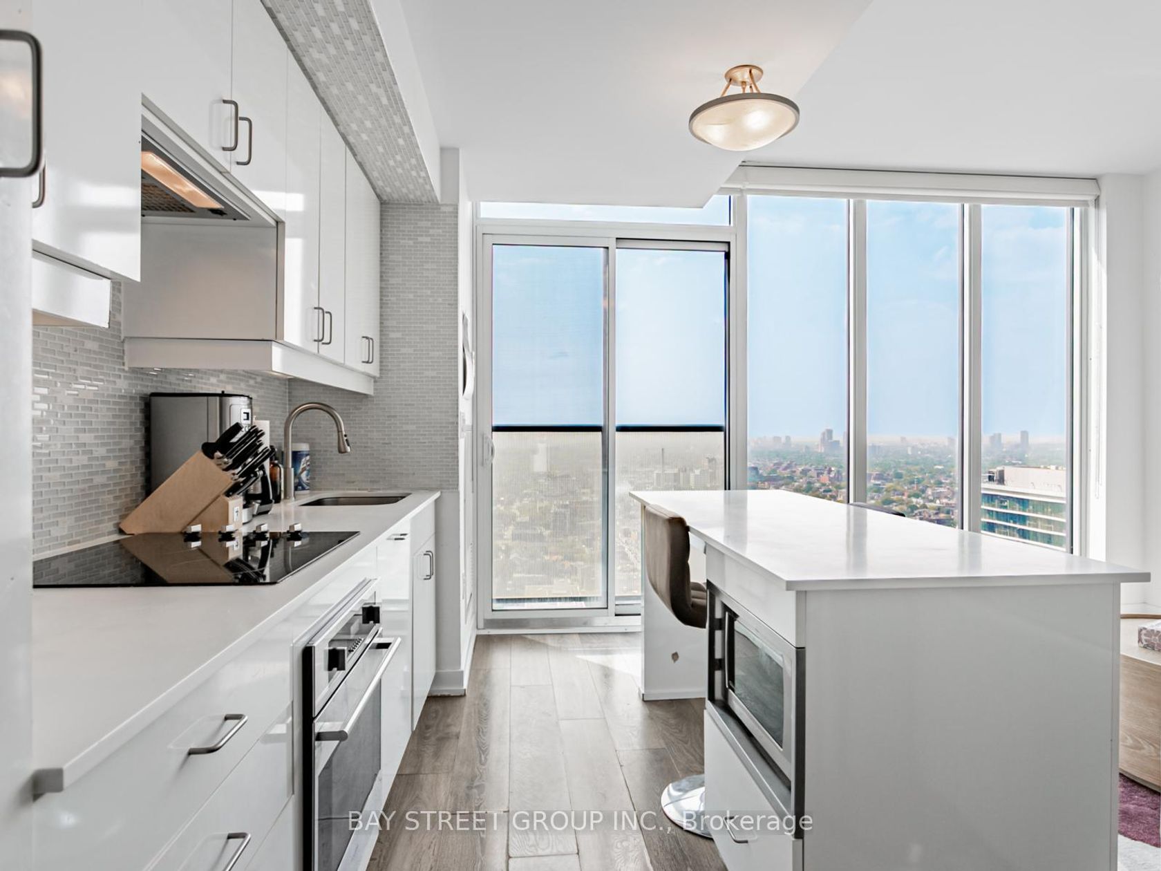 4101 - 426 University Avenue, Chinatown, Toronto by Loree Meneguzzi Real Estate 4101 - 426 University Avenue, Chinatown, Toronto