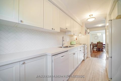 Photo 2 at 6 Yetta Shepway, Don Valley Village, Toronto