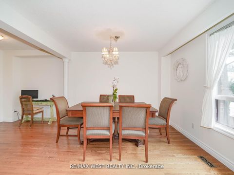 Photo 3 at 6 Yetta Shepway, Don Valley Village, Toronto