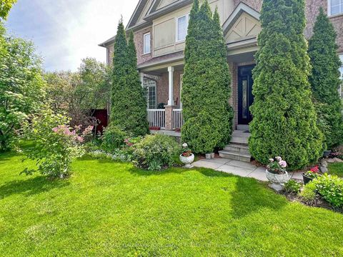 Photo 2 at 1 Lander Crescent, Patterson, Vaughan