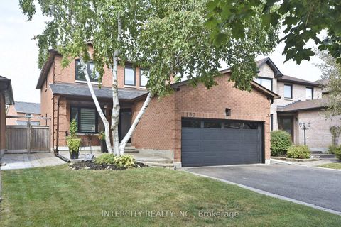 Photo 1 at 137 Largo Crescent, Maple, Vaughan