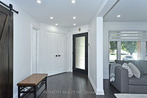 Photo 3 at 137 Largo Crescent, Maple, Vaughan