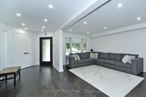 Photo 5 at 137 Largo Crescent, Maple, Vaughan
