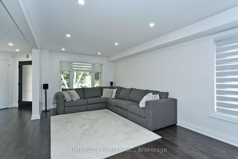 Photo 6 at 137 Largo Crescent, Maple, Vaughan