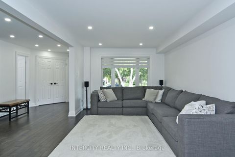 Photo 7 at 137 Largo Crescent, Maple, Vaughan