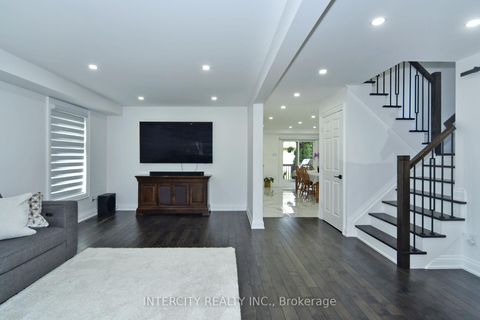 Photo 8 at 137 Largo Crescent, Maple, Vaughan
