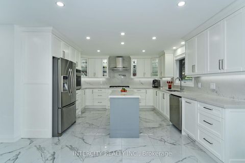 Photo 10 at 137 Largo Crescent, Maple, Vaughan