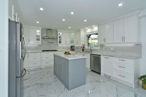 Photo 12 at 137 Largo Crescent, Maple, Vaughan