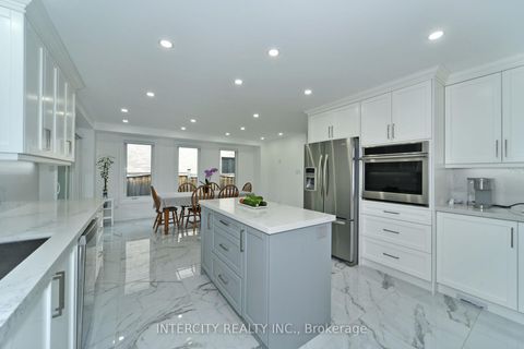 Photo 13 at 137 Largo Crescent, Maple, Vaughan