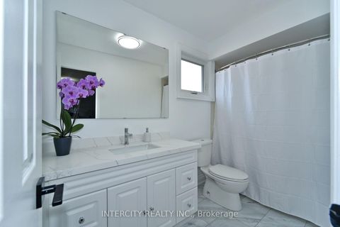 Photo 23 at 137 Largo Crescent, Maple, Vaughan