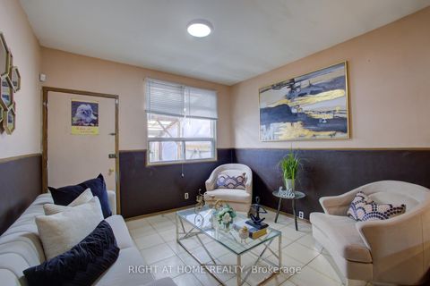 Photo 7 at 82 Uxbridge Avenue E, Pellam Park, Toronto