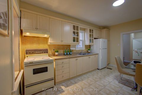 Photo 10 at 82 Uxbridge Avenue E, Pellam Park, Toronto