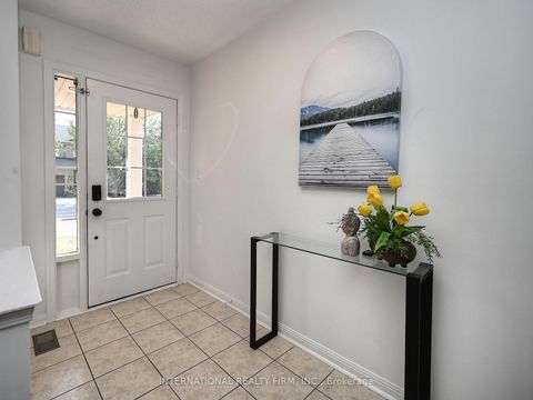 Photo 2 at 2382 Falkland Crescent, WT West Oak Trails, Oakville