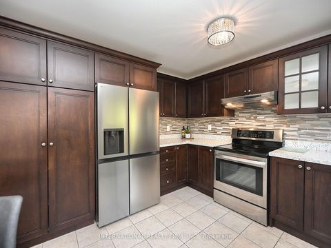 Photo 11 at 2382 Falkland Crescent, WT West Oak Trails, Oakville