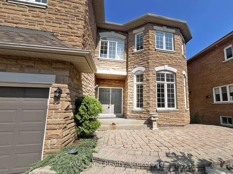 Photo 2 at 7 Earl Grey Court, Bayview Hill, Richmond Hill