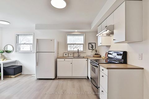 Photo 9 at 81 Maxome Avenue, Newtonbrook East, Toronto