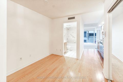 Photo 1 at 222 - 270 Wellington Street W, Waterfront Communities C1, Toronto