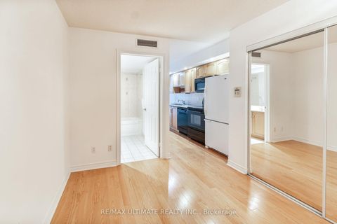 Photo 3 at 222 - 270 Wellington Street W, Waterfront Communities C1, Toronto