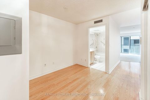 Photo 4 at 222 - 270 Wellington Street W, Waterfront Communities C1, Toronto