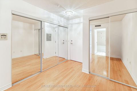 Photo 5 at 222 - 270 Wellington Street W, Waterfront Communities C1, Toronto