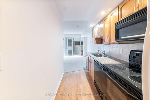 Photo 14 at 222 - 270 Wellington Street W, Waterfront Communities C1, Toronto