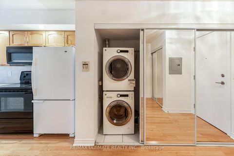 Photo 15 at 222 - 270 Wellington Street W, Waterfront Communities C1, Toronto