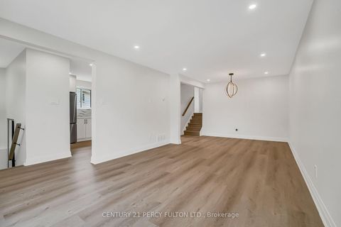 Photo 3 at 33 Pettibone Square, L'Amoreaux, Toronto
