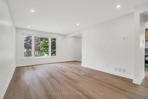 Photo 4 at 33 Pettibone Square, L'Amoreaux, Toronto