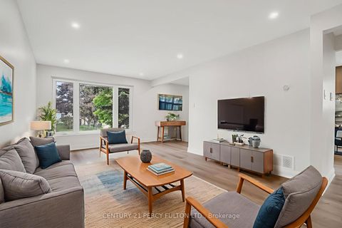 Photo 5 at 33 Pettibone Square, L'Amoreaux, Toronto