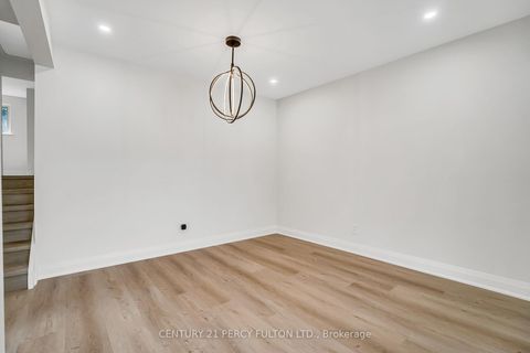 Photo 7 at 33 Pettibone Square, L'Amoreaux, Toronto