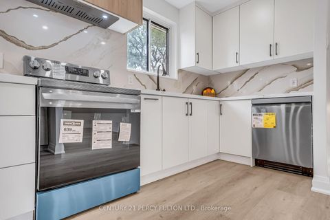 Photo 11 at 33 Pettibone Square, L'Amoreaux, Toronto