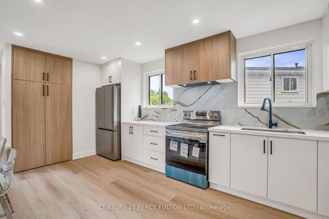 Photo 12 at 33 Pettibone Square, L'Amoreaux, Toronto