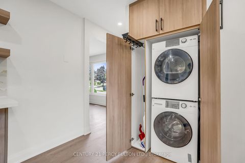 Photo 13 at 33 Pettibone Square, L'Amoreaux, Toronto