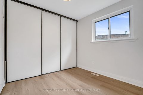 Photo 17 at 33 Pettibone Square, L'Amoreaux, Toronto