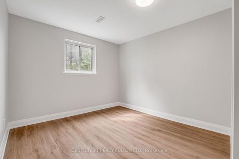 Photo 23 at 33 Pettibone Square, L'Amoreaux, Toronto