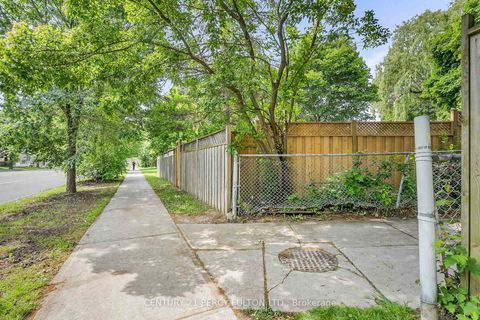 Photo 33 at 33 Pettibone Square, L'Amoreaux, Toronto