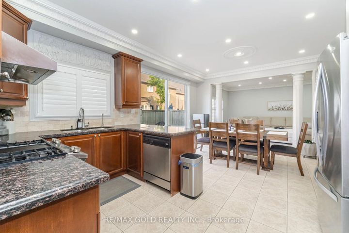 Photo 12 at 41 Leparc Road, Vales of Castlemore North, Brampton