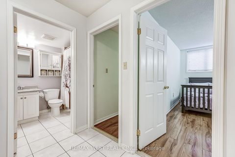Photo 14 at 722 - 75 WELDRICK Road E, Observatory, Richmond Hill