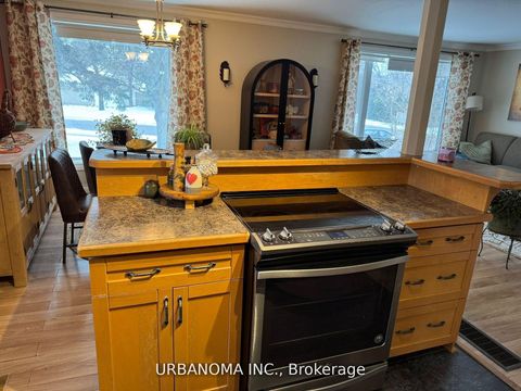Photo 1 at 25 Algonquin Crescent, Aurora Heights, Aurora